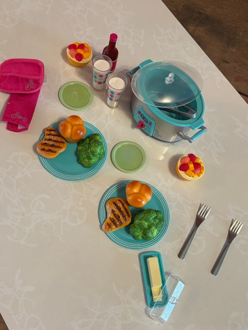American Girl Doll crockpot dinner set Excellent condition - Picture 2 of 9